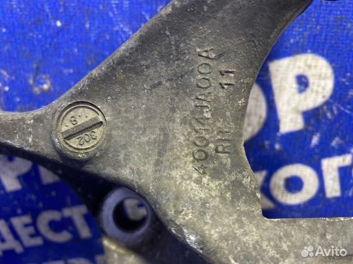 Передний правый поворотный кулак Nissan Teana J32