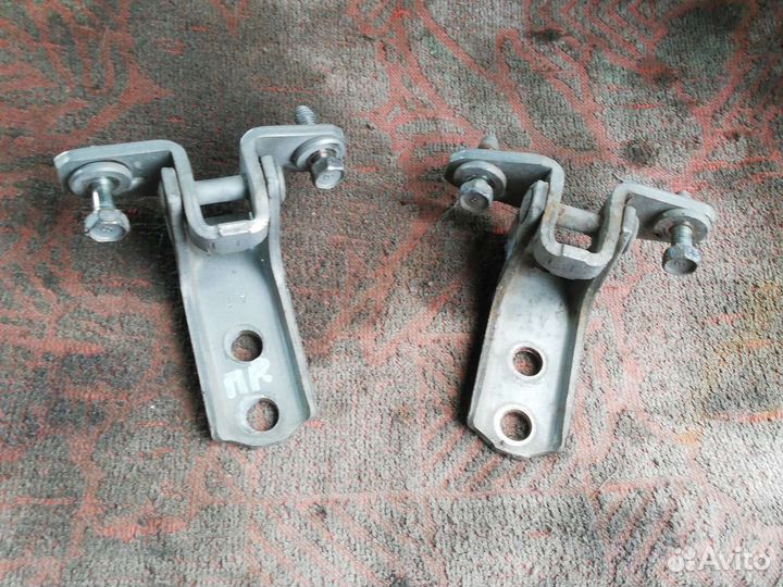 Петля двери Митсубиси Паджеро Мини 2