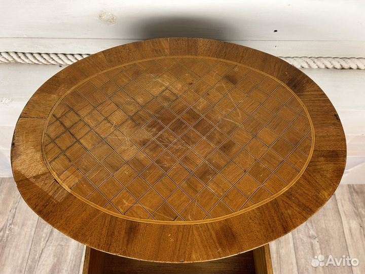 Небольшой антикварный столик