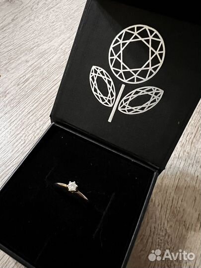 Кольцо из белого золота с бриллиантом