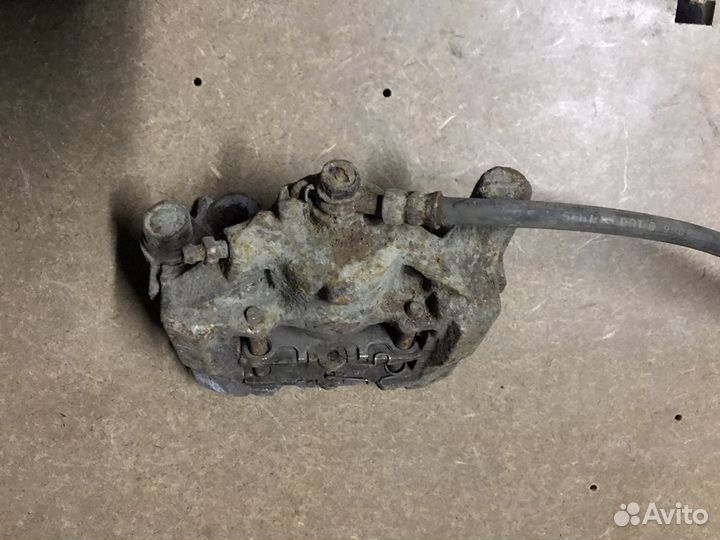 Toyota camry 50 задний правый тормозной суппорт