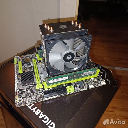 Материнская плата с процессором и памятью