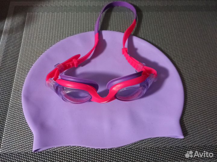 Очки и шапочка для плавания