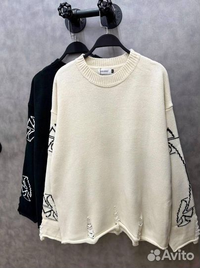 Стильный рваный свитер