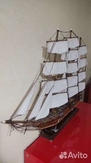 Модель парусного корабля из дерева
