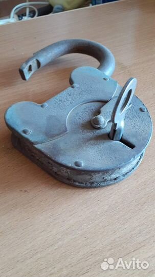 Старинные весы и замок