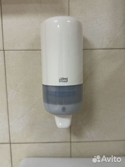 Диспенсер для жидкого мыла и диспенсер для бумаги