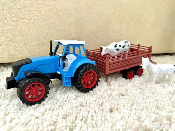 Синий трактор с прицепом