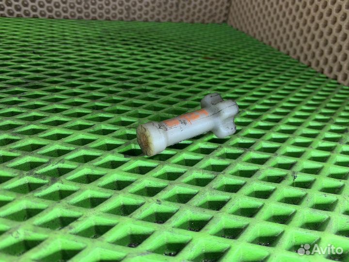 Крепление бачка омывателей Mercedes-Benz w124