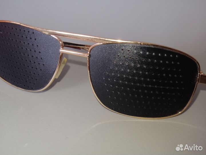 Очки для коррекции зрения с перфорацией