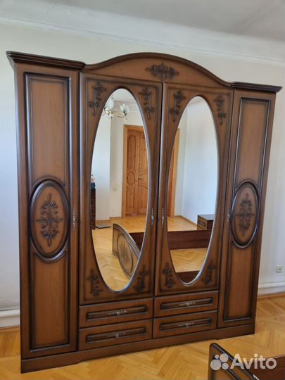 Шкаф и кровать