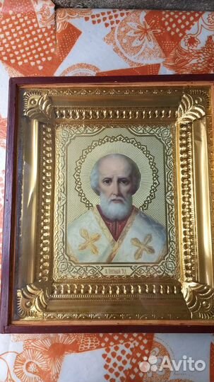 Иконы в деревянной рамке под стеклом