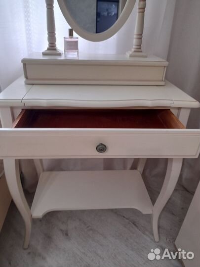Туалетный столик с зеркалом