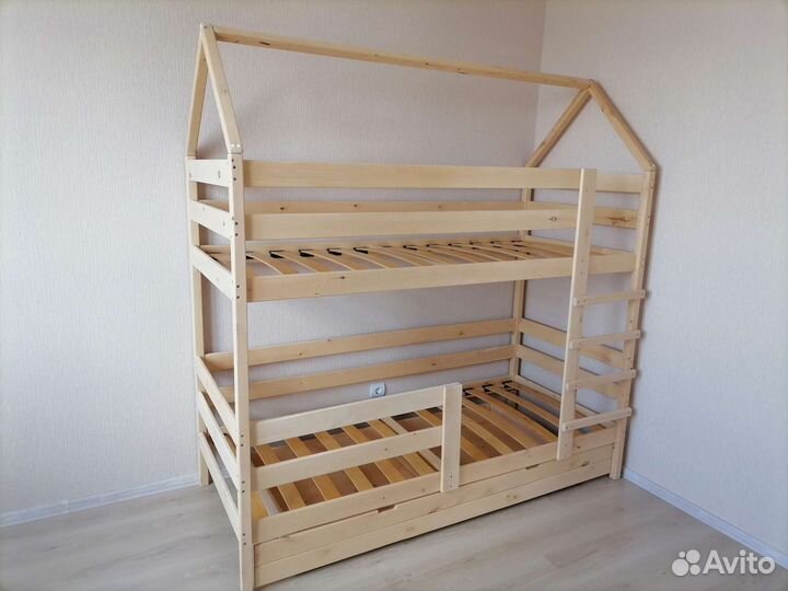 Кровать двухъярусная из дерева