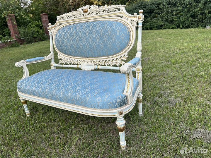 Диванчик антикварный