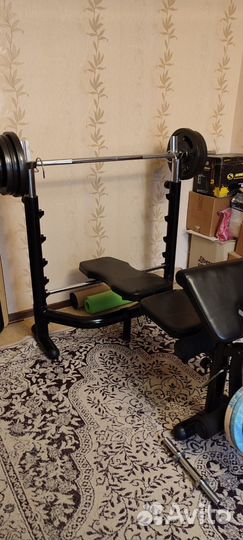 Скамья для жима со стойкой и штанга с блинами