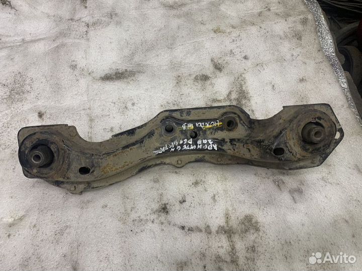 Крепление, кронштейн редуктора Honda CRV 1