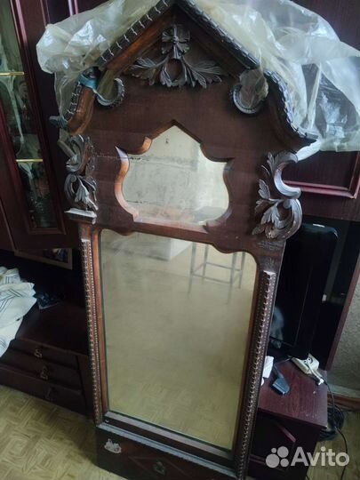 Старинная антикварная мебель. Зеркало