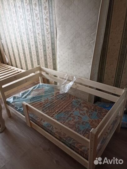 Детская кровать с защитным бортиком