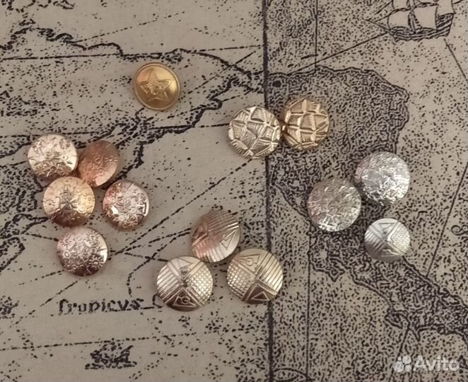 Пуговицы (разные) много, звездочки на погоны