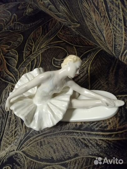 Фарфоровая статуэтка 