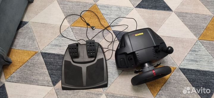 Игровой руль с педалями для пк Logitech Momo