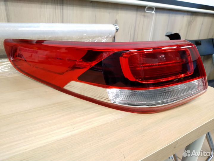 Фонарь задний наружный седан