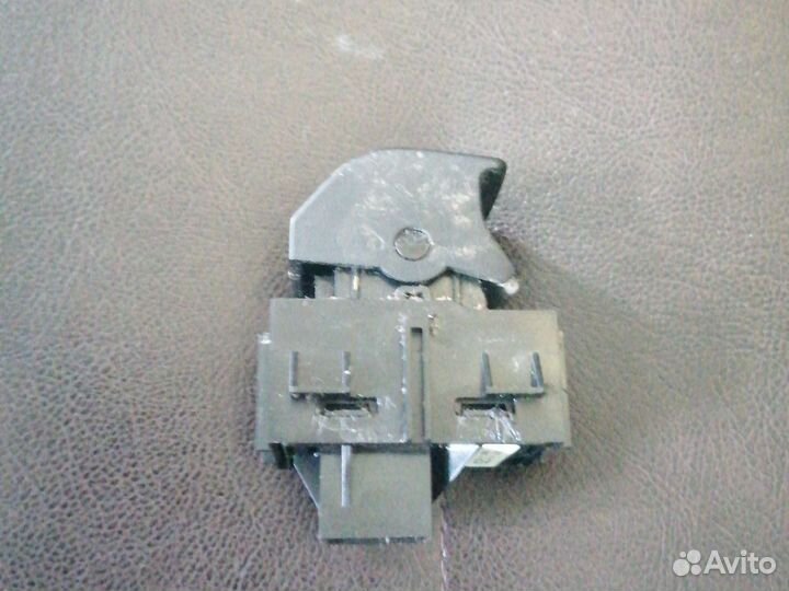 Кнопка стояночного тормоза Opel Astra J