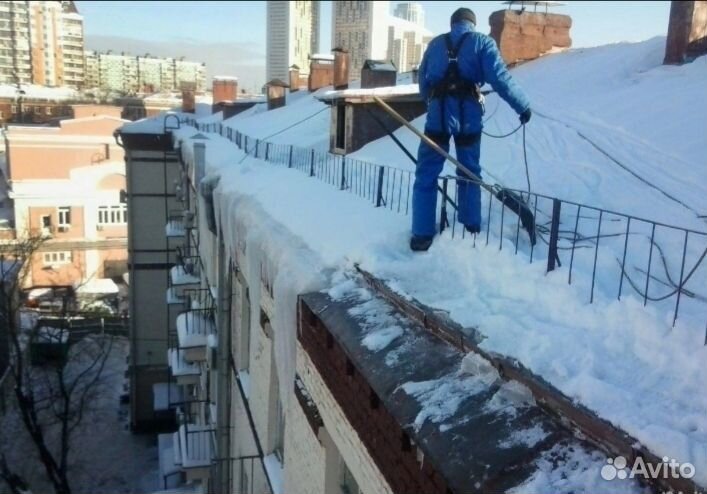 Чистка кровли от снега и наледи