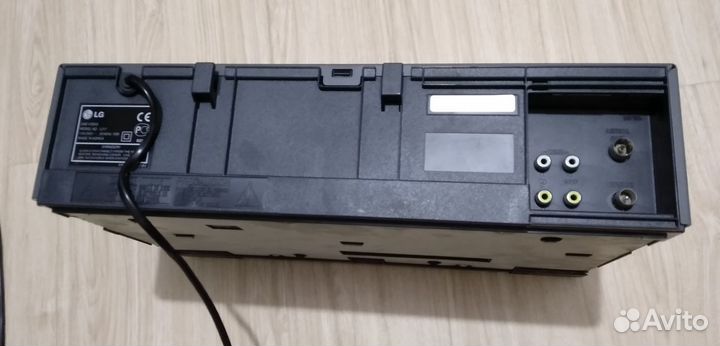 Видеомагнитофон LG L217