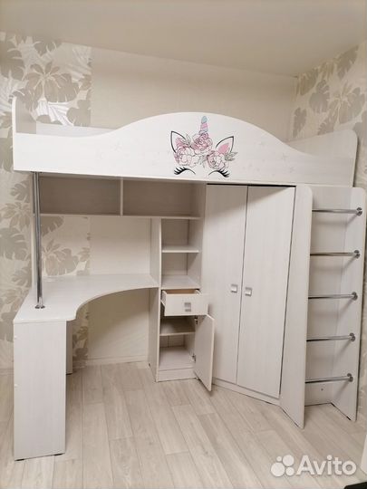 Детская кровать со столом и шкафом