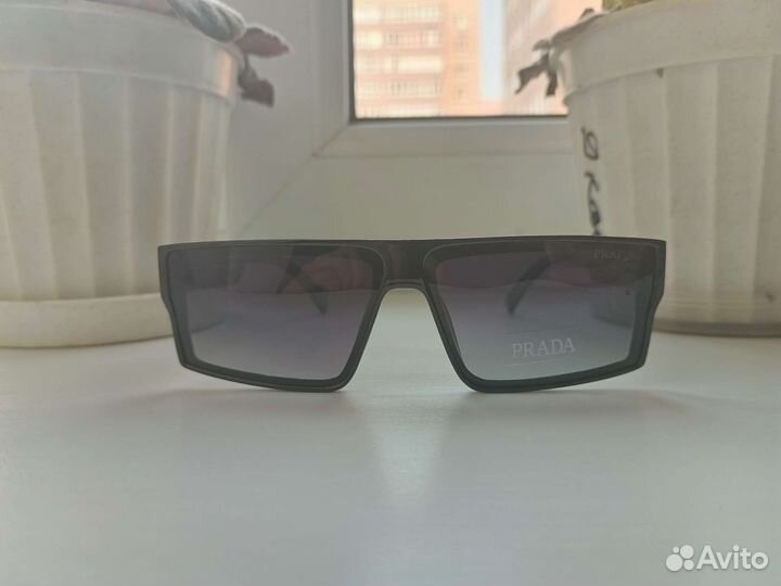 Солнцезащитные очки prada