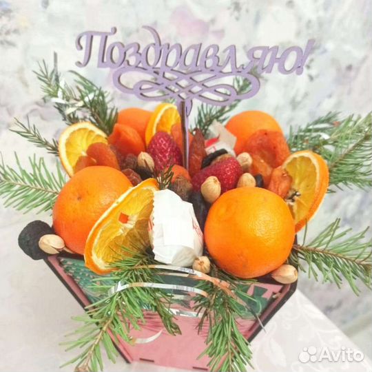 Подарочный набор из сухофруктов и цветов