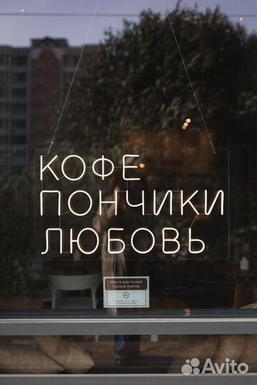 Бариста управляющий в кофейню