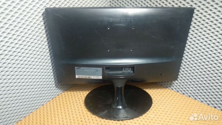 Широкоформатный ЖК монитор Samsung S19D300