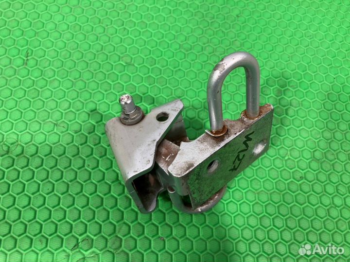 Петля двери нижняя задняя левая Volkswagen Touareg