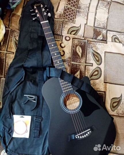 Гитара новая с чехлом, ремнем,капо,аксессуары