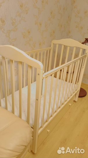 Детская кроватка с продольным маятником