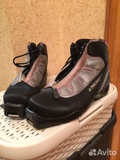 Беговые лыжи с ботинками и лыж. Палками