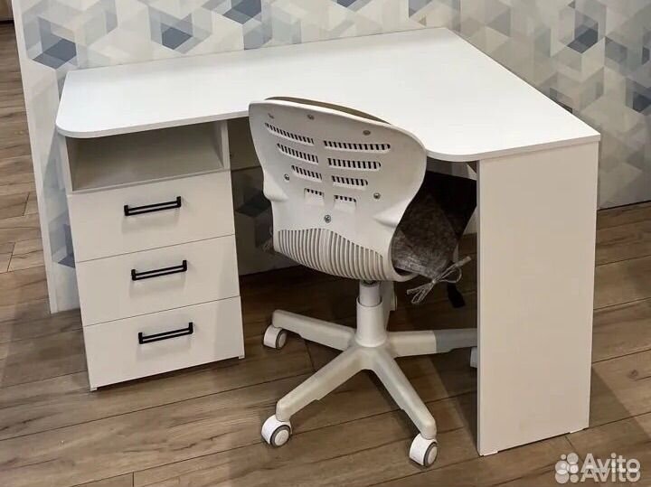 Детский письменный стол угловой