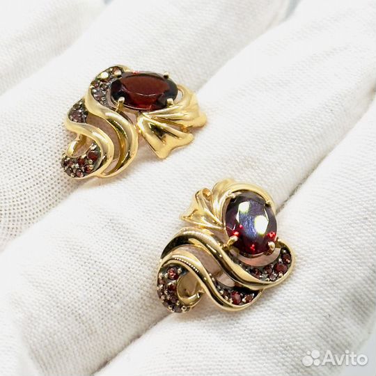 Золотые серьги с гранатом