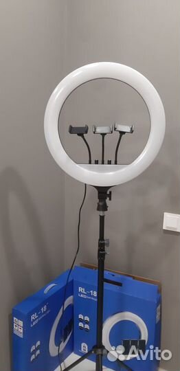 Кольцевая лампа RL18 на усиленном штативе