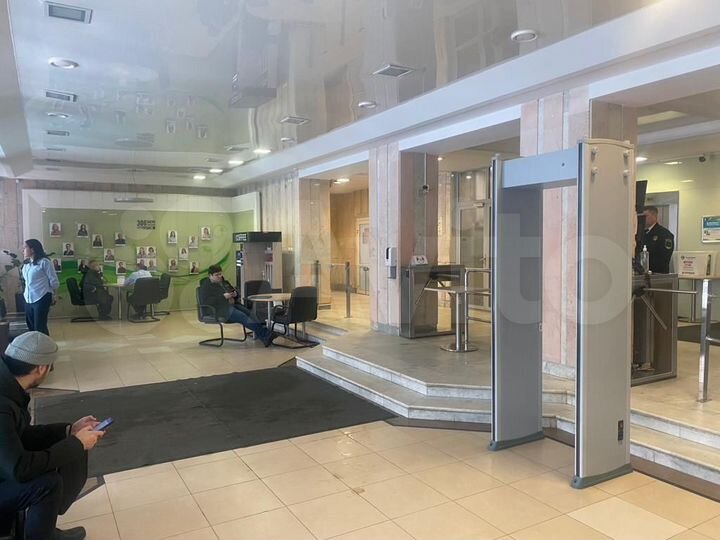 Нежилое здание с земельным участком