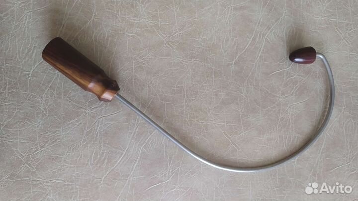 Массажёр для спины.Рукой болевые точки на спине