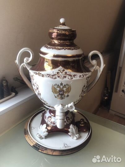 Фарфоровый и электрический самовар