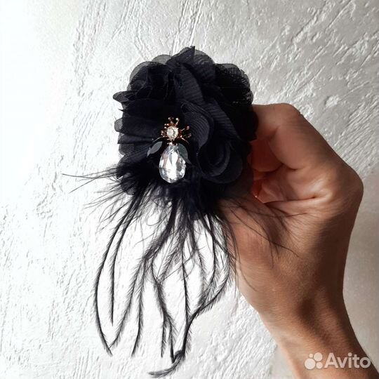 Брошь с перьями