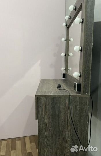 Гримерный стол с зеркалом