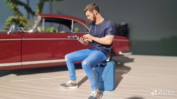 Фигурка 1:18. Чувак в адиках