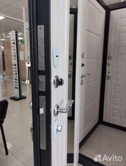 Входная дверь с зеркалом