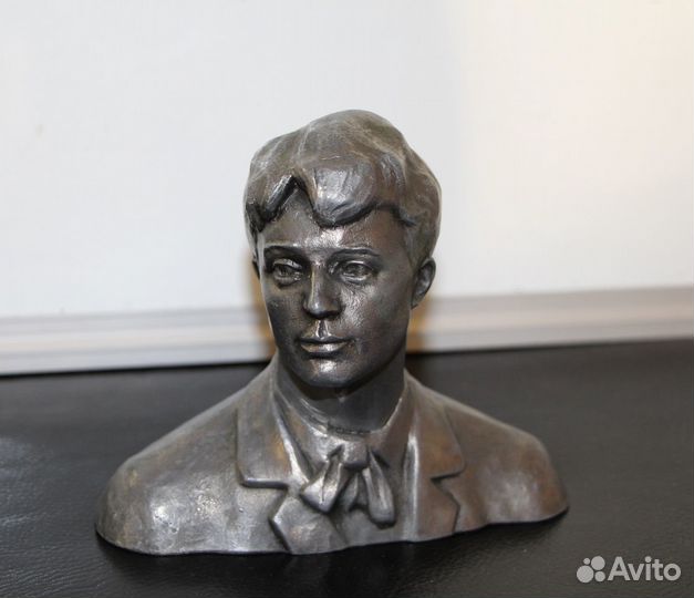 Бюст Есенин
